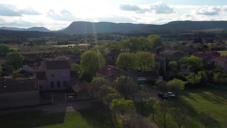 Campagne-Dorf-Herault-Occitanie-Frankreich-Sonnenuntergang-Luftaufnahme-Frühling-Wohngebiet-Ländlich